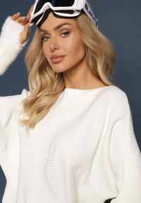 Renee - Jasnobeżowy Sweter o Klasycznym Kroju i Dekoltem w Łódkę Valorvia. Okazja: na co dzień, na spotkanie biznesowe, do pracy. Kolor: beżowy. Materiał: jeans. Styl: klasyczny #3