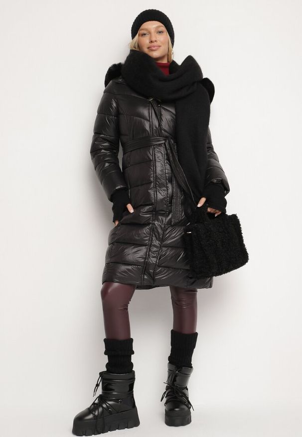 Born2be - Czarna Pikowana Kurtka o Długim Kroju z Odpinanym Kapturem z Futerkiem i Paskiem oleti. Okazja: na co dzień, na spacer. Kolor: czarny. Materiał: futro. Długość: długie. Sezon: zima. Styl: casual, klasyczny, elegancki