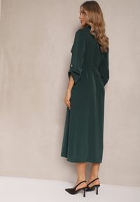 Renee - Ciemnozielona Rozkloszowana Sukienka o Koszulowym Kroju z Guzikami Wiązana w Talii Kortiana. Okazja: na co dzień. Typ kołnierza: dekolt w kształcie V. Kolor: zielony. Typ sukienki: koszulowe. Styl: elegancki, klasyczny, casual