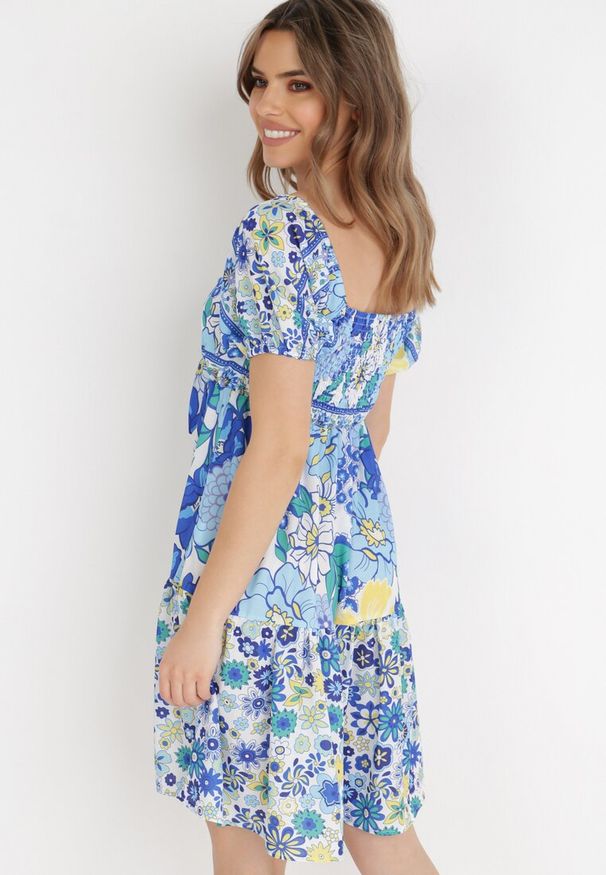 Born2be - Biało-Niebieska Sukienka Ampea. Typ kołnierza: kokarda. Kolor: niebieski. Długość rękawa: krótki rękaw. Wzór: nadruk, kwiaty. Styl: klasyczny. Długość: mini