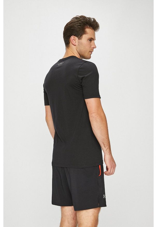 Under Armour - T-shirt. Kolor: czarny. Materiał: dzianina. Wzór: nadruk