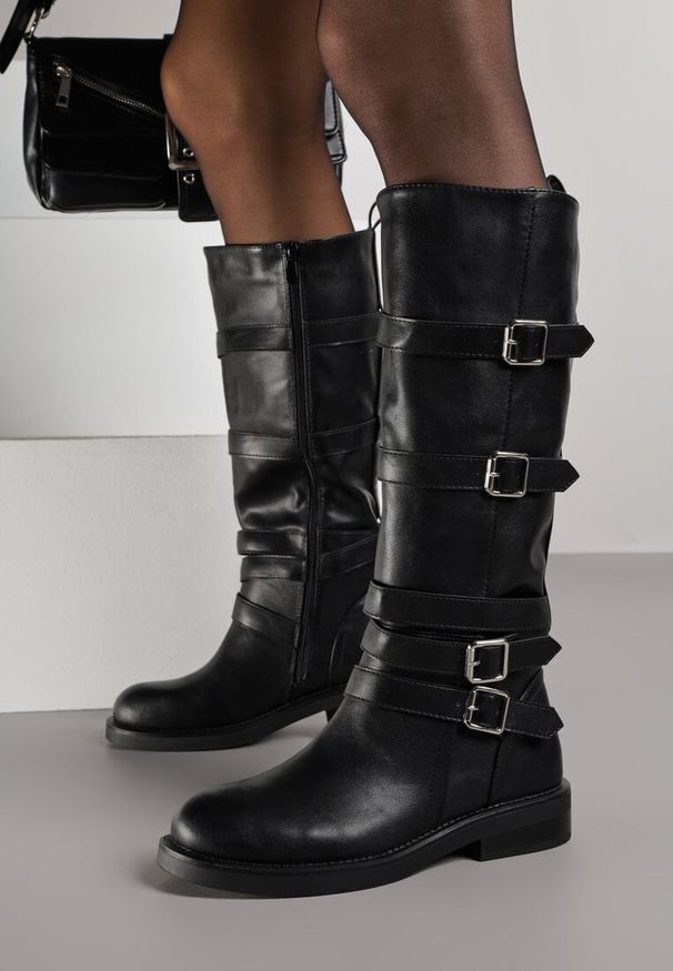 Born2be - Czarne Kozaki Bikery Ozdobione Paskami i Kwadratowymi Klamrami Lingara. Okazja: na co dzień. Zapięcie: klamry. Kolor: czarny. Materiał: jeans. Wzór: aplikacja. Styl: casual, rockowy, klasyczny