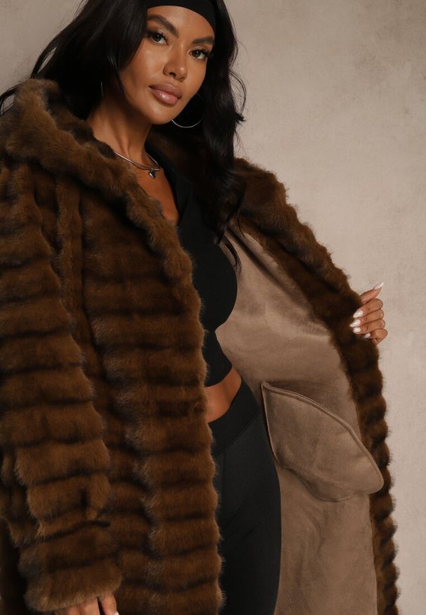 Renee - Brązowy Płaszcz Futerko z Ozdobnymi Przeszyciami i Kapturem Esetia. Okazja: na co dzień. Kolor: brązowy. Materiał: futro. Długość: długie. Styl: casual, elegancki