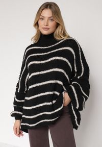 Born2be - Czarny Golf Oversize w Paski z Domieszką Wełny i Wiskozy Nexeia. Okazja: na co dzień. Typ kołnierza: golf. Kolor: czarny. Materiał: wełna, wiskoza. Wzór: paski. Styl: klasyczny, casual, elegancki #2