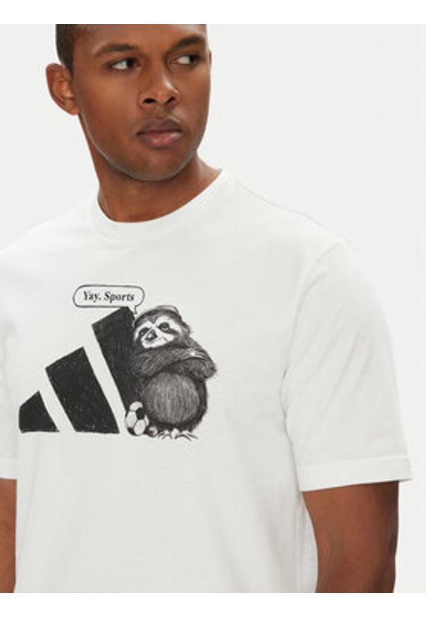 Adidas - adidas T-Shirt Yay Sports Graphic JL9256 Biały Regular Fit. Kolor: biały. Materiał: bawełna