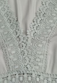 Renee - Zielona Sukienka Rozkloszowana z Falbanką i Koronką Kiaya. Kolor: zielony. Materiał: koronka. Wzór: koronka. Długość: maxi #4