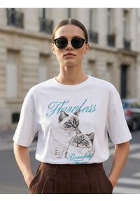 Sinsay - Bawełniana koszulka z haftowanym napisem - biały. Kolor: biały. Materiał: bawełna. Wzór: napisy, haft #1