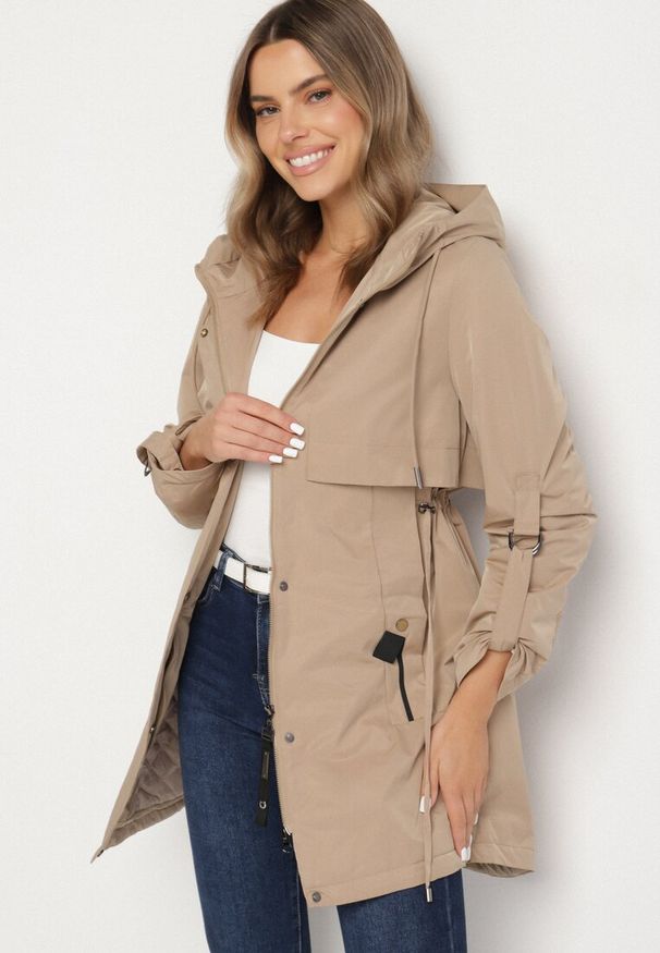 Born2be - Ciemnobeżowa Klasyczna Kurtka Parka z Kapturem i Ściągaczem w Talii Tulasira. Okazja: na co dzień. Typ kołnierza: kaptur. Kolor: beżowy. Materiał: jeans. Styl: klasyczny