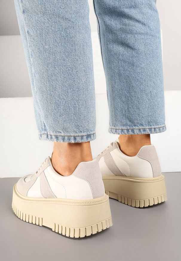 Renee - Beżowo-Szare Sneakersy Typu Tenisówki na Żłobionej Platformie Lorreia. Kolor: beżowy. Materiał: jeans. Obcas: na platformie