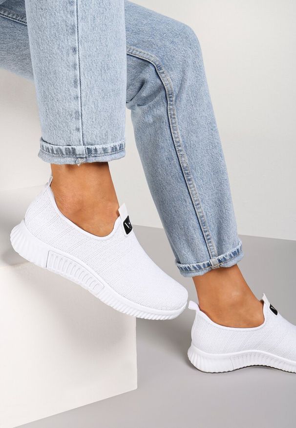 Renee - Białe Buty Sportowe Daemnessa. Zapięcie: bez zapięcia. Kolor: biały. Materiał: jeans, dresówka, materiał. Szerokość cholewki: normalna. Wzór: jednolity