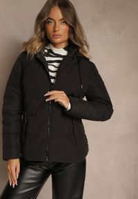 Renee - Czarna Pikowana Kurtka Przejściowa z Kapturem Cinetta. Typ kołnierza: kaptur. Kolor: czarny. Materiał: jeans, poliester. Styl: elegancki