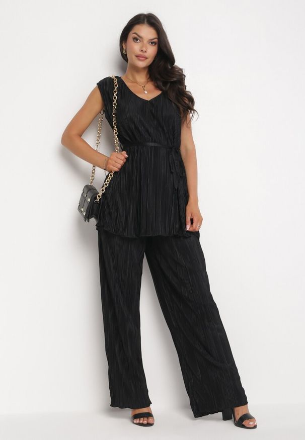 Born2be - Czarny 2-Częściowy Komplet z Plisowanej Tkaniny Bluzka z Paskiem i Szerokie Spodnie z Kieszeniami Katier. Kolor: czarny. Materiał: tkanina