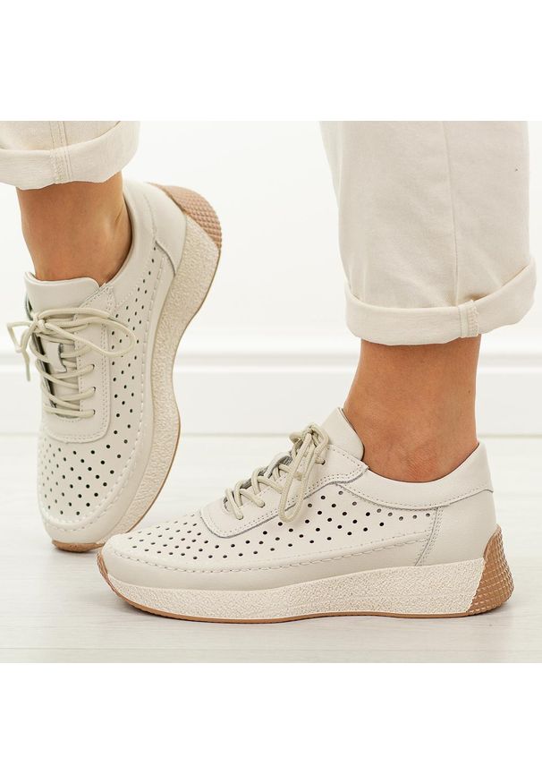 Beżowe ażurowe skórzane półbuty damskie Sergio Leone sp013. Okazja: na co dzień, na spotkanie biznesowe, do pracy. Kolor: beżowy. Materiał: skóra. Szerokość cholewki: normalna. Wzór: ażurowy. Sezon: wiosna, jesień, lato. Styl: casual, biznesowy, elegancki, klasyczny