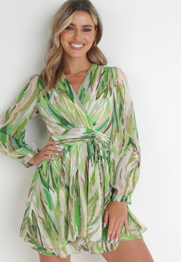 Born2be - Zielona Rozkloszowana Sukienka Mini z Kopertowym Dekoltem Ściągana w Pasie Jakla. Typ kołnierza: dekolt kopertowy. Kolor: zielony. Sezon: wiosna, lato. Typ sukienki: kopertowe. Długość: mini