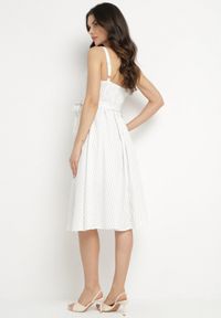 Born2be - Biała Sukienka z Wiskozą ze Wzorem Pasków Dolereia. Okazja: na co dzień. Kolor: biały. Materiał: wiskoza. Długość rękawa: na ramiączkach. Styl: klasyczny, casual. Długość: midi #6