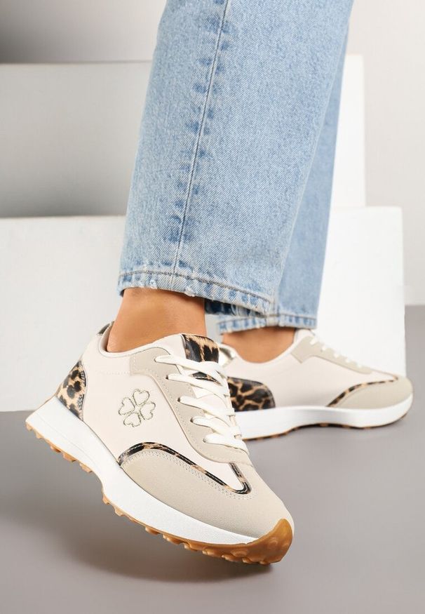 Renee - Beżowe Sneakersy z Panterkowymi Zdobieniami i Delikatnym Haftem Alisella. Okazja: na co dzień, na spotkanie biznesowe. Kolor: beżowy. Materiał: jeans. Wzór: aplikacja, haft. Obcas: na płaskiej podeszwie