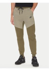 Nike Spodnie dresowe Tech HV0959 Khaki Regular Fit. Kolor: brązowy. Materiał: syntetyk