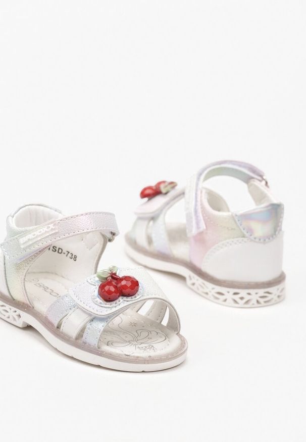Born2be - Srebrne Sandały na Płaskiej Podeszwie Zapinane na Rzep z Aplikacją i Ozdobnymi Wycięciami Timavee. Okazja: na co dzień. Zapięcie: rzepy. Kolor: srebrny. Materiał: len. Wzór: aplikacja. Sezon: lato. Styl: elegancki, casual