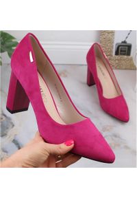 Czółenka zamszowe damskie na słupku fuksja T.Sokolski W23-402 różowe. Kolor: różowy. Materiał: zamsz. Obcas: na słupku #3