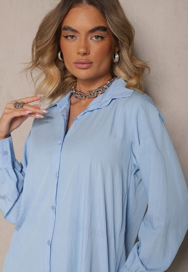 Renee - Niebieska Koszulowa Sukienka z Wiskozą Zakończona Falbanką Tirzedi. Okazja: na co dzień. Kolor: niebieski. Materiał: wiskoza. Długość rękawa: długi rękaw. Typ sukienki: koszulowe. Styl: klasyczny, elegancki, casual