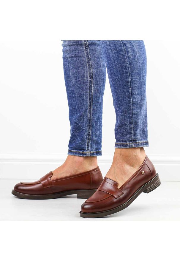 DEONI - Brązowe skórzane Polskie mokasyny damskie Deoni D610. Okazja: na spacer, na co dzień. Nosek buta: okrągły. Kolor: brązowy. Materiał: skóra. Sezon: wiosna, jesień. Styl: casual, elegancki, klasyczny