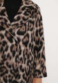 Born2be - Brązowy Dwurzędowy Płaszcz w Panterkę z Wsuwanymi Kieszeniami Niathriel. Okazja: na co dzień. Kolor: brązowy. Długość rękawa: długi rękaw. Długość: długie. Wzór: motyw zwierzęcy. Styl: wizytowy, klasyczny, casual #2