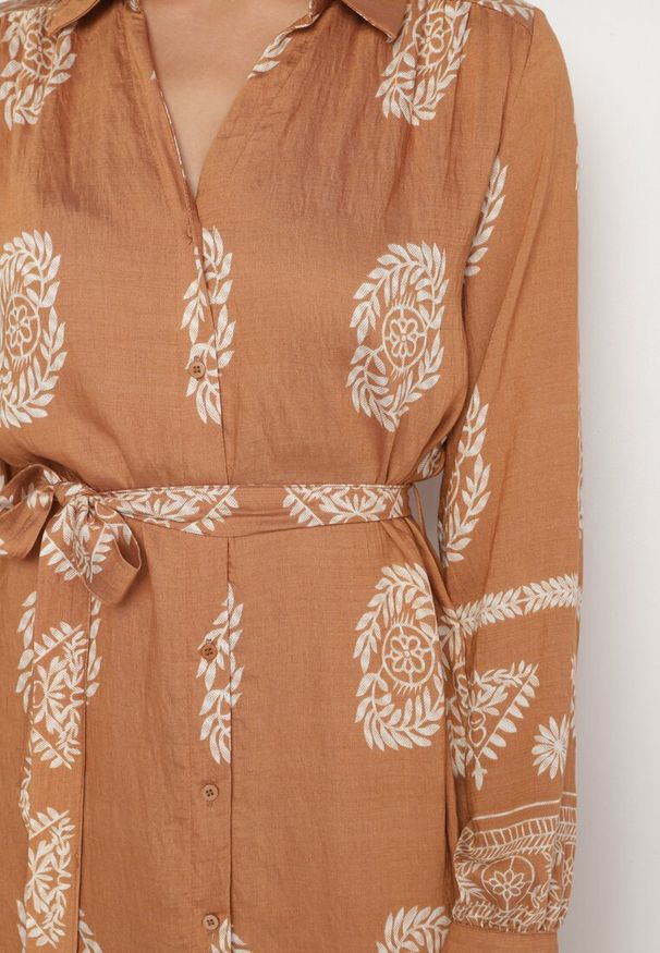 Born2be - Jasnobrązowa Koszulowa Sukienka Ozdobiona Ornamentalnym Wzorem z Wiązanym Paskiem Roriola. Okazja: na co dzień, do pracy. Kolor: brązowy. Materiał: skóra, wiskoza, tkanina. Wzór: aplikacja. Typ sukienki: koszulowe. Styl: klasyczny, casual, elegancki
