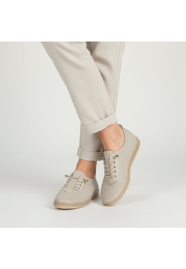 Półbuty damskie Filippo, cholewka skóra naturalna perforowana sznurowanie minimalistyczny fason lekka konstrukcja elastyczne wykończenie wygodne dopa. Zapięcie: sznurówki. Kolor: beżowy. Materiał: skóra. Szerokość cholewki: normalna