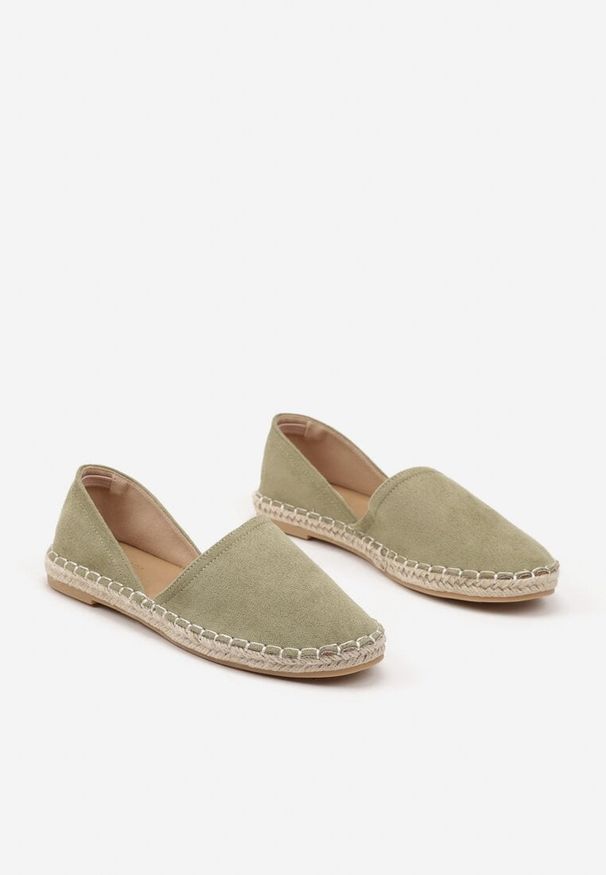 Renee - Zielone Espadryle Ozdobione Wyciętą Cholewką i Plecionką Wommea. Okazja: na co dzień. Zapięcie: bez zapięcia. Kolor: zielony. Szerokość cholewki: normalna. Wzór: aplikacja. Sezon: lato, wiosna. Obcas: na płaskiej podeszwie. Styl: elegancki, casual
