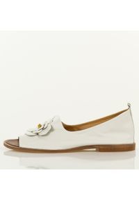 DEONI - Białe skórzane Polskie sandały damskie z zakrytą piętą Deoni D487A. Okazja: na co dzień. Kolor: biały. Materiał: skóra. Wzór: aplikacja, kwiaty. Sezon: wiosna, lato. Styl: elegancki, casual #1