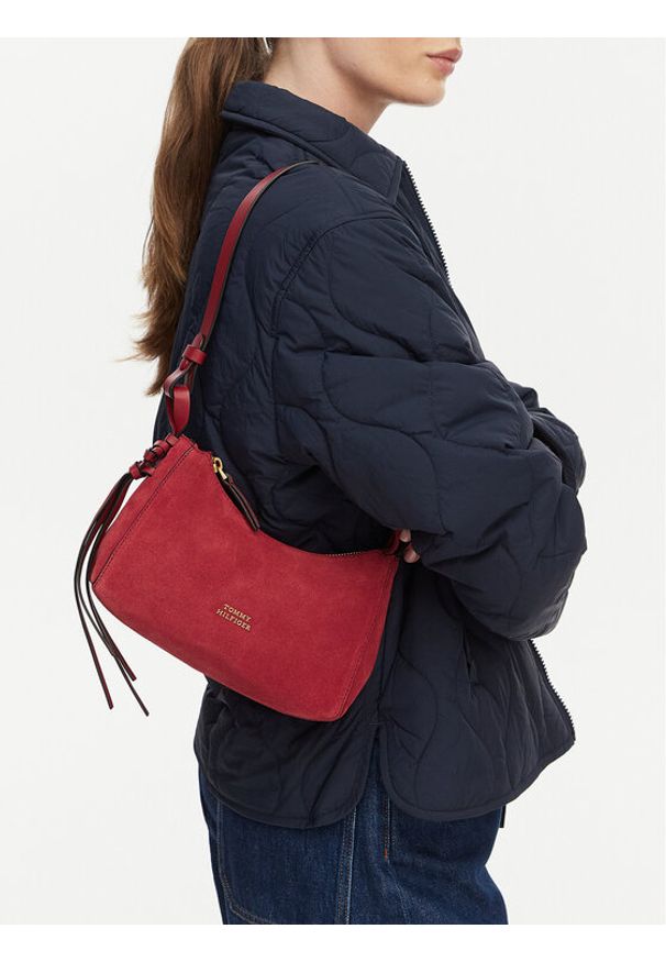 TOMMY HILFIGER - Tommy Hilfiger Torebka Th Statement Mini Should Bag Sue AW0AW18823 Granatowy. Kolor: niebieski. Materiał: skórzane, zamszowe