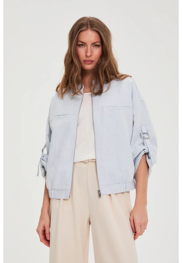 MOODO - Kurtka z podwijanymi rękawami błękitna. Kolor: niebieski. Materiał: poliester