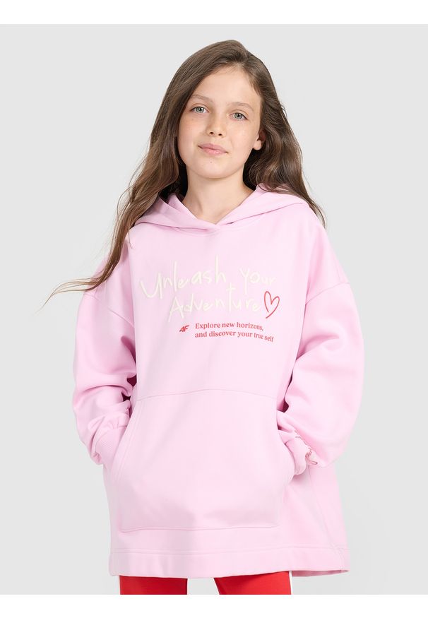 4f - 4F Bluza dresowa oversize nierozpinana z kapturem dziewczęca - różowa 122 (6-7 lat). Okazja: na co dzień. Typ kołnierza: kaptur. Kolor: różowy. Materiał: dresówka. Długość rękawa: raglanowy rękaw. Wzór: gładki, ze splotem, nadruk. Sezon: lato. Styl: sportowy, casual