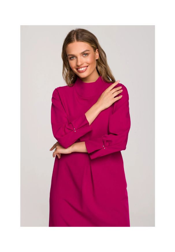 Stylove - Sukienka elegancka pudełkowa z zaszewkami fioletowa. Okazja: na spotkanie biznesowe, do pracy. Kolor: fioletowy. Styl: elegancki