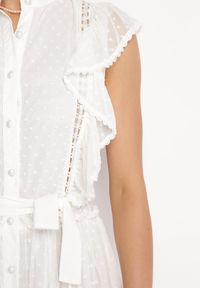 Born2be - Biała Koszulowa Sukienka Mini z Falbankami i Wiązanym Paskiem Divertire. Typ kołnierza: kołnierz z falbankami. Kolor: biały. Materiał: materiał, tkanina. Typ sukienki: koszulowe. Długość: mini #5