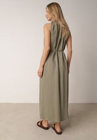 Born2be - Zielona Wiskozowa Sukienka Bez Rękawów z Warkoczowym Splotem przy Dekolcie Shirineli. Okazja: na co dzień. Kolekcja: plus size. Kolor: zielony. Materiał: wiskoza. Długość rękawa: bez rękawów. Wzór: ze splotem. Typ sukienki: proste, dla puszystych. Styl: elegancki, casual, klasyczny, boho #3
