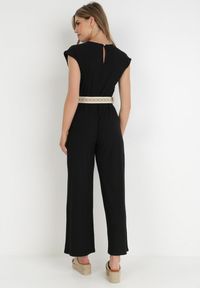 Born2be - Czarny Kombinezon z Paskiem Thalaera. Kolor: czarny. Materiał: prążkowany, dzianina. Długość rękawa: krótki rękaw. Długość: krótkie. Wzór: jednolity. Sezon: lato. Styl: boho #5