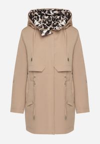 Born2be - Ciemnobeżowa Kurtka w Stylu Parki z Odpinanym Kapturem i Ozdobną Podszewką Ismerife. Okazja: na co dzień, na spacer. Kolor: beżowy. Styl: casual #2