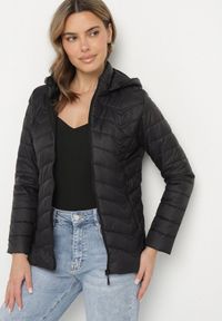 Born2be - Czarna Pikowana Kurtka z Kapturem z Możliwością Odpięcia Natisme. Okazja: na co dzień. Typ kołnierza: kaptur. Kolor: czarny. Materiał: jeans. Styl: casual, elegancki #4