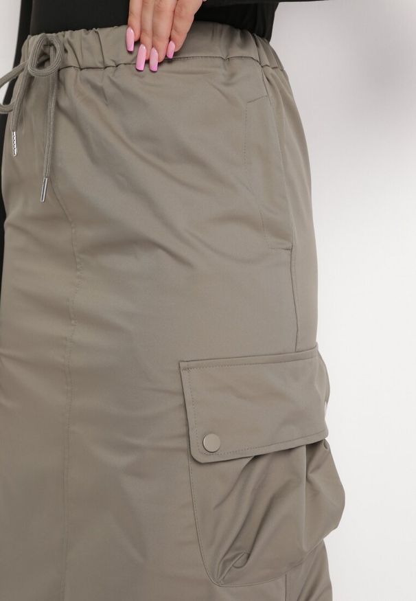Born2be - Ciemnozielona Spódnica Midi z Szerokimi Kieszeniami w Stylu Cargo Talicia. Kolor: zielony. Materiał: tkanina