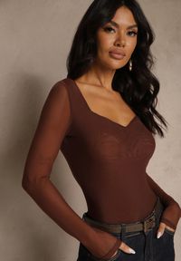 Renee - Brązowa Bluzka Longsleeve z Siateczki z Wiskozą z Dekoltem w Serce Elinevia. Kolor: brązowy. Materiał: wiskoza. Długość rękawa: długi rękaw