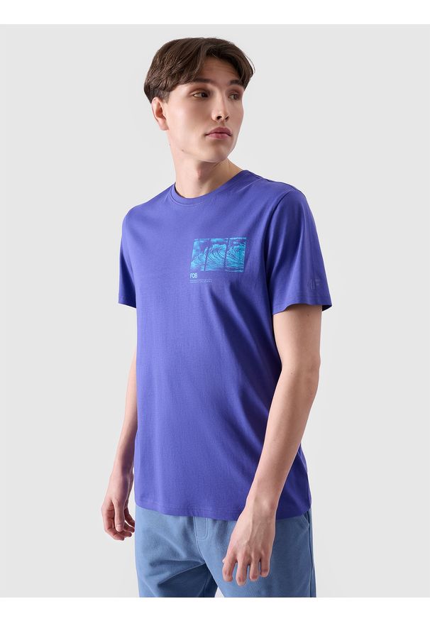 4f - 4F T-shirt regular z nadrukiem męski - fioletowy XL. Okazja: na co dzień. Kolor: fioletowy. Materiał: dzianina, jersey, bawełna. Długość rękawa: krótki rękaw. Długość: krótkie. Wzór: nadruk. Styl: casual, klasyczny, sportowy