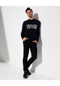 Versace Jeans Couture - VERSACE JEANS COUTURE - Czarny sweter z logo. Kolor: czarny. Materiał: kaszmir, bawełna. Długość rękawa: długi rękaw. Długość: długie