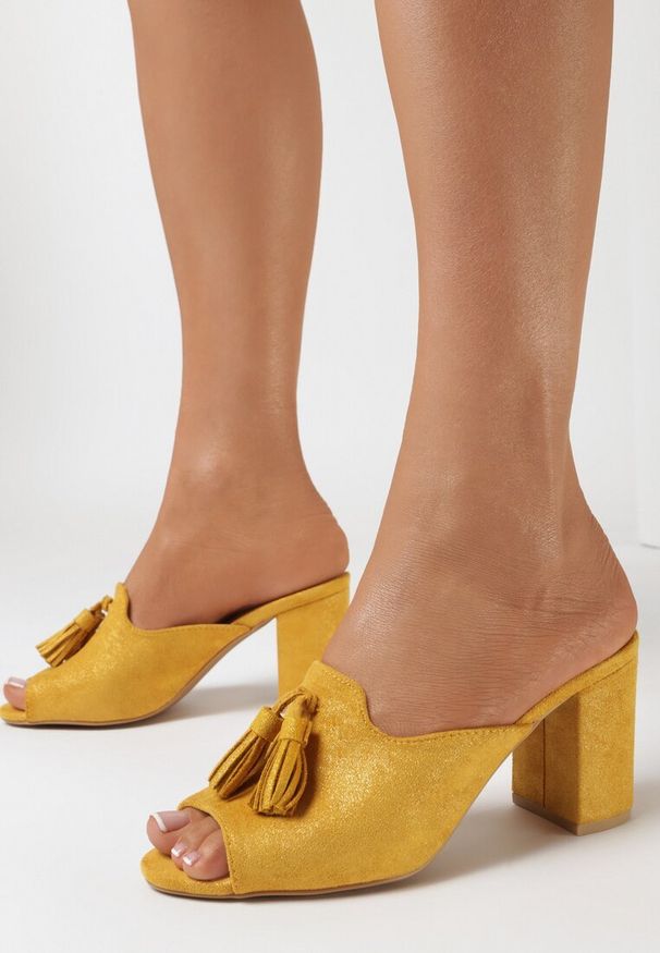 Born2be - Żółte Klapki Haseisa. Nosek buta: okrągły. Kolor: żółty. Materiał: jeans, len. Wzór: aplikacja, gładki. Obcas: na słupku