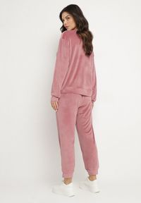 Born2be - Ciemnoróżowy Welurowy Komplet Dresowy Bluza i Spodnie Typu Jogger Lisilwena. Kolor: różowy. Materiał: dresówka, welur. Sport: turystyka piesza #5
