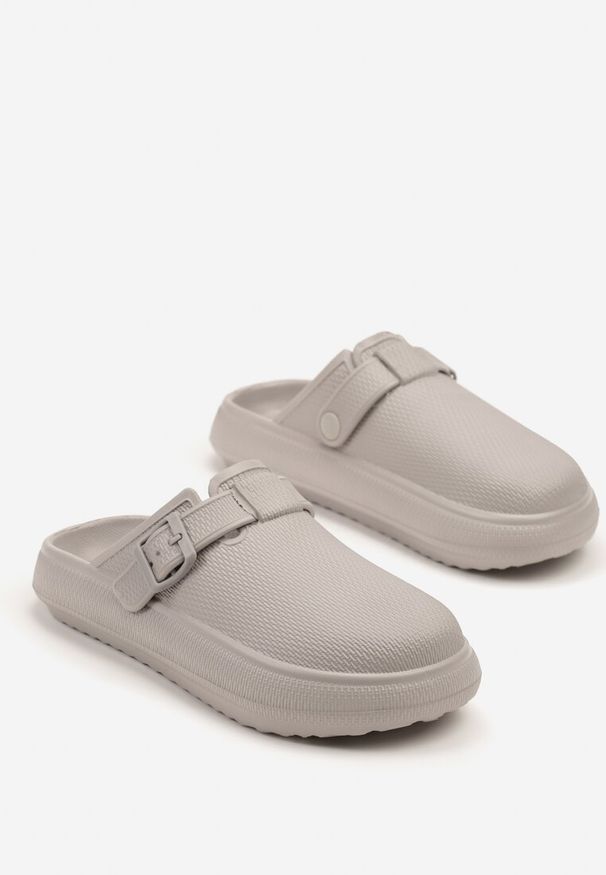 Born2be - Szare Klapki Piankowe z Klamerką Gleo. Okazja: na co dzień. Kolor: szary. Sezon: lato. Styl: elegancki, casual