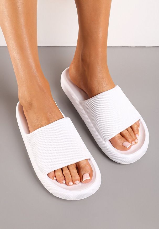 Born2be - Białe Klapki z Pianki o Minimalistycznym Designie Kaseis. Okazja: na plażę, na co dzień. Kolor: biały. Styl: sportowy, casual