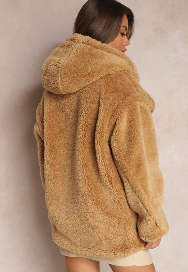 Renee - Beżowa Futerkowa Kurtka Teddy z Kapturem z Wsuwanymi Kieszeniami Gerovia. Okazja: na co dzień. Typ kołnierza: kaptur. Kolor: beżowy. Materiał: jeans. Styl: elegancki, casual