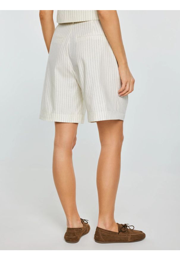 Big-Star - Szorty damskie lniane w prążek kremowe Kinnisa 102. Okazja: na co dzień. Kolor: kremowy. Materiał: len. Wzór: prążki. Sezon: lato. Styl: casual, klasyczny, elegancki