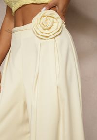 Renee - Żółte Spodnie o Szerokim Kroju High Waist z Kwiatem 3D Firalisse. Okazja: na co dzień. Stan: podwyższony. Kolor: żółty. Wzór: kwiaty. Styl: klasyczny, elegancki, casual #5